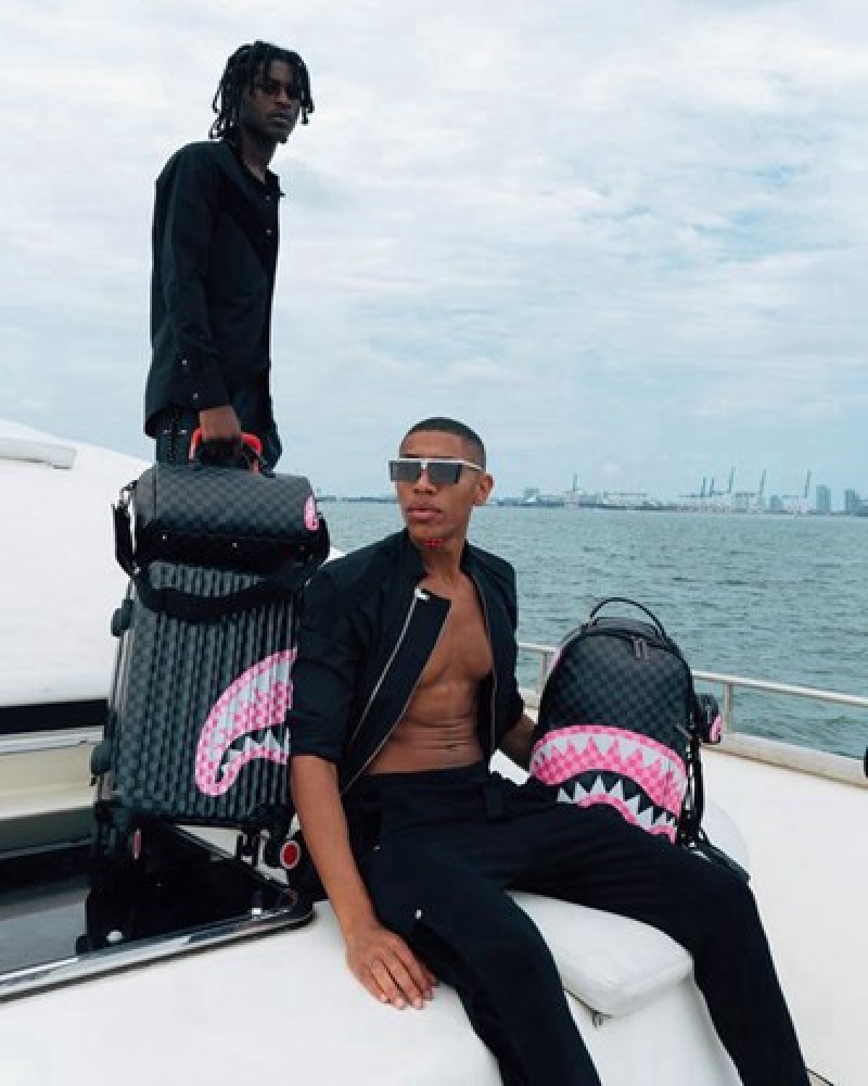 Black Sprayground Sharks In Candy Mini Duffle Bags | 82635-REKN