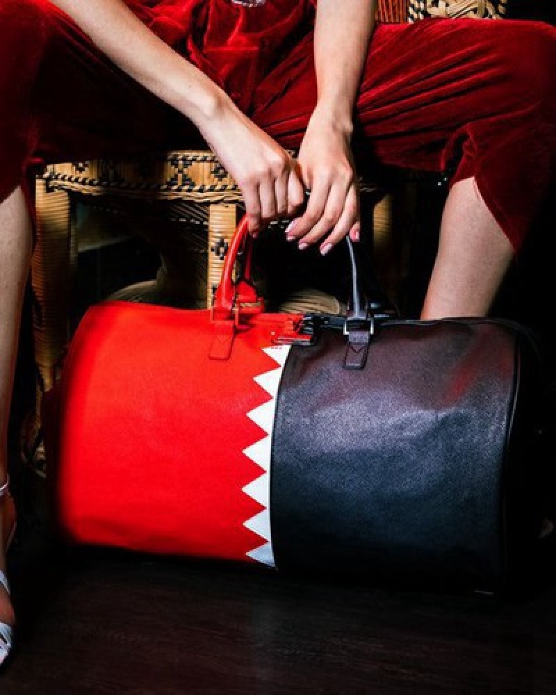 Red / Black Sprayground Vertical Shark Cut & Sew Duffle Bags | 56240-BVDR